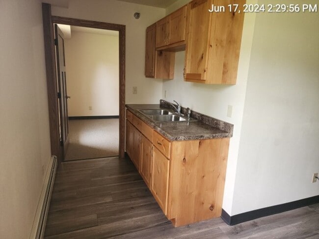 Building Photo - 1 bed 1 bath Simple Living- Utilities INCL...