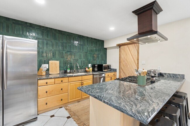 Building Photo - 9 E Del Rio Dr