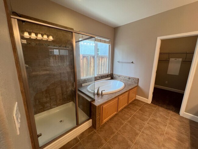 Building Photo - 4 bedroom home with 3 car garage in Patterson!