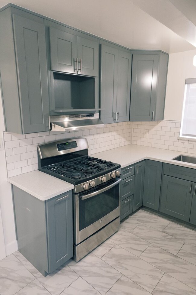 Building Photo - Menlo Park 3BR Home Near Meta, Dumbarton Bridge & Stanford – Large Yard + W/D