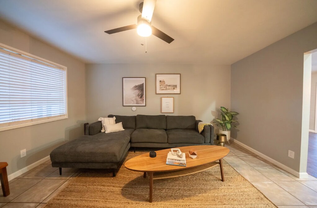 Building Photo - 422 E Balboa Dr