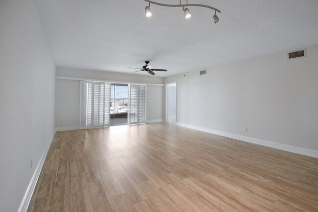 Building Photo - 324 Village Dr