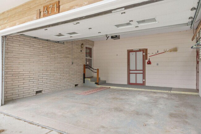 Building Photo - 471 Parkside Dr