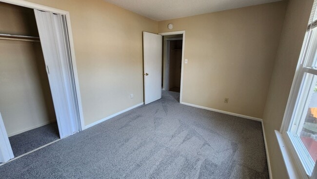 Building Photo - Nice 2-Story Townhome, Centrally located i...