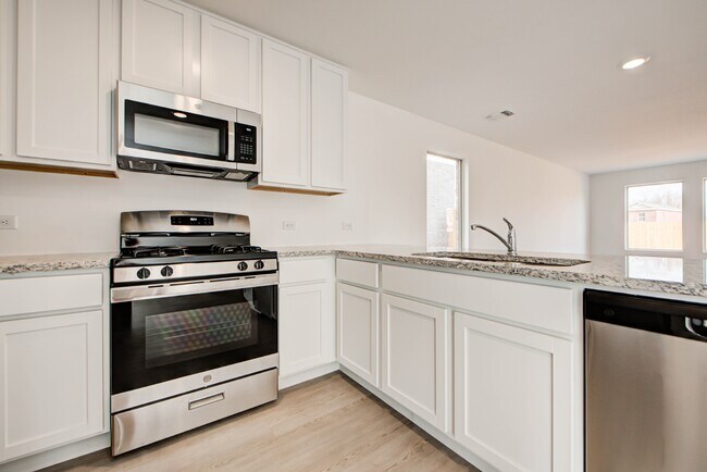 Building Photo - 2011 Delphine Dr