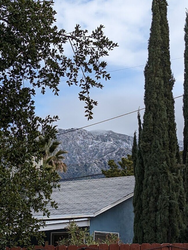 Building Photo - Spacious three bedroom one and half bath house in Sunland!