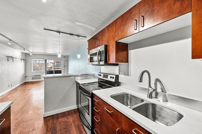 Building Photo - Downtown 1 Bedroom 1 Bath! Coming Soon!