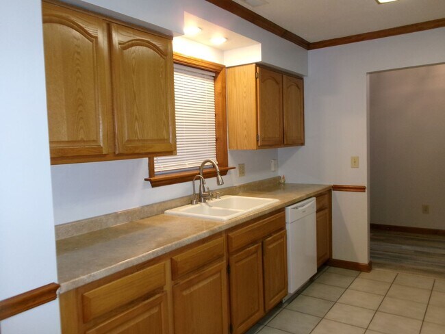 Building Photo - Spacious 3 bedroom home in the Forestbrook...