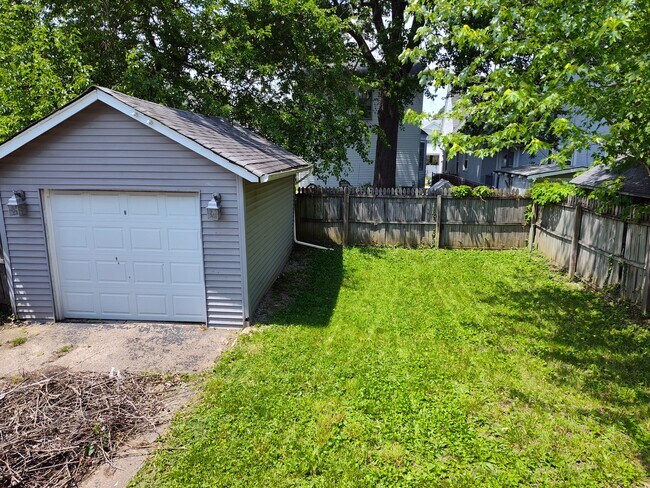 Building Photo - 5423 Rolston Ave