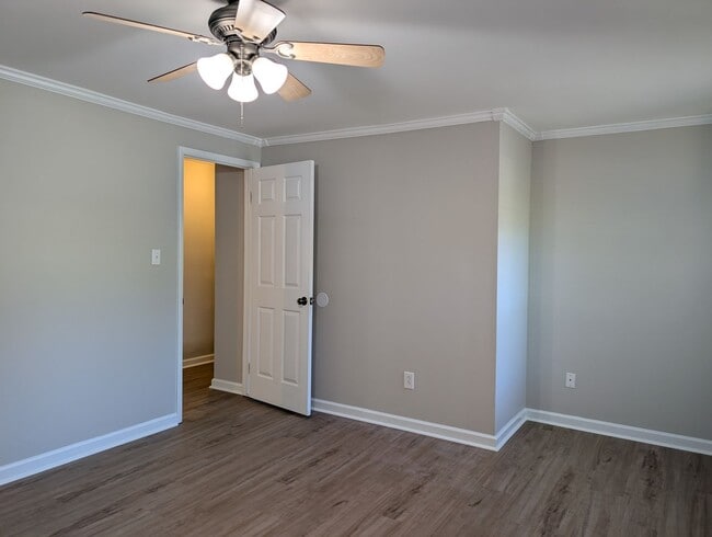 Building Photo - Cozy 2 story, 5 bedroom, 3.5 bathroom hous...