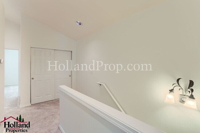 Building Photo - Charming and Comfortable Townhouse in Bethany Area!