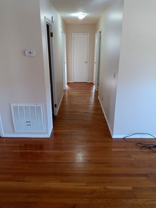 Building Photo - 3 Bedroom / 1 Bath Brick Ranch Home  Johnson City, TN