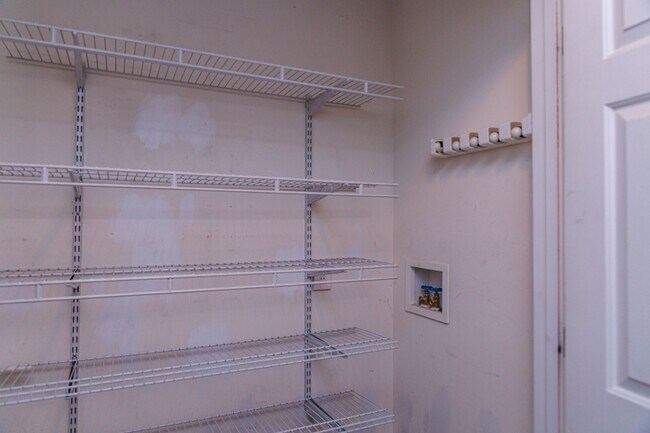 Building Photo - New Listing!