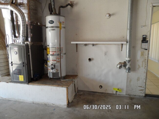 Building Photo - 3 Bedrooms, 2 Bathrooms, 3 Car Garage, Fir...