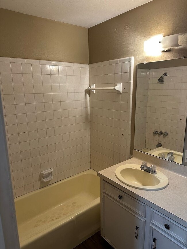 Building Photo - 2 Bed 1 Bath House
