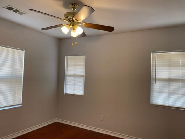 Building Photo - Updated in Fairview Addn Near Grand  2/1 with Garage