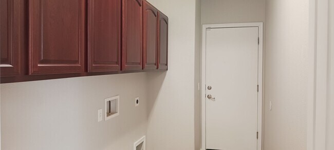 Building Photo - 3 Bed / 2 Bath with Loft