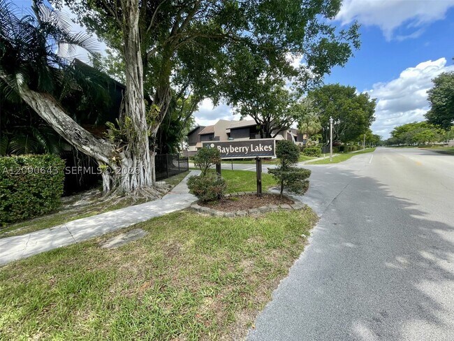 Building Photo - 2160 Bayberry Dr