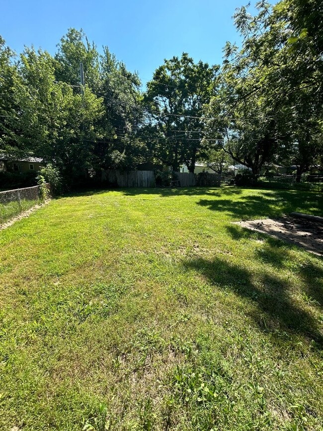 Building Photo - 3 Bed 1.5 Bath 1 Car Garage $1395.00