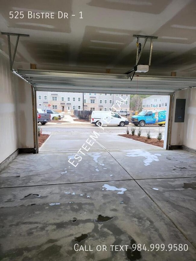 Building Photo - 525 Bistre Dr