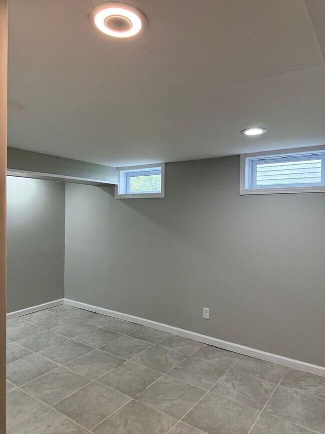 Building Photo - 5-Bedroom 2-Bath Completely Renovated!