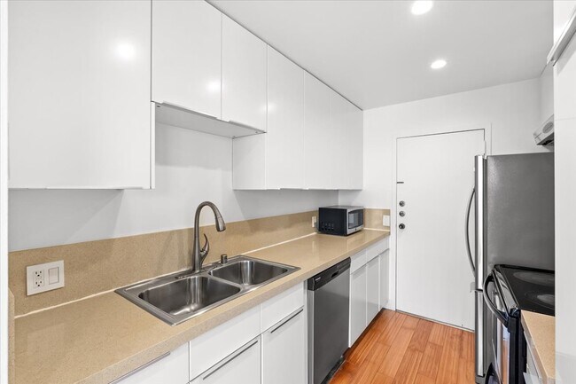 Building Photo - 100 S Doheny Dr