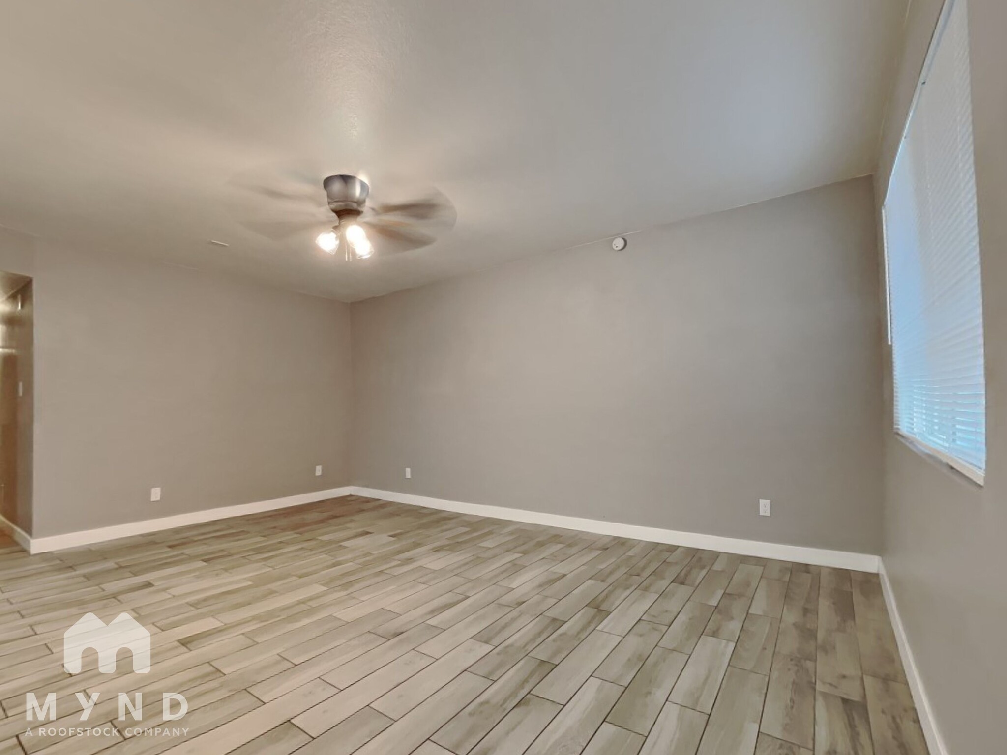 Building Photo - 548 E Royal Palms Dr