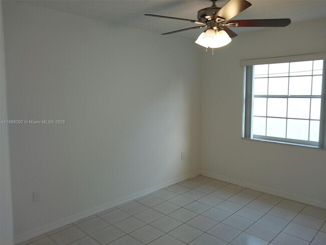 Building Photo - 2424 SW 143rd Pl