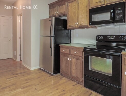 Building Photo - Open and Light 2-story w/fin bsmt and fenc...