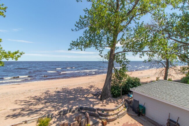 Building Photo - AVAILABLE AUGUST - Beautifully Renovated 2 bed/1bath Home on PARK POINT