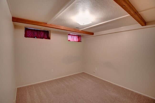 Building Photo - 4 Bedroom 2 Bathroom Located on the Boise Bench (Available for a 6 month lease).