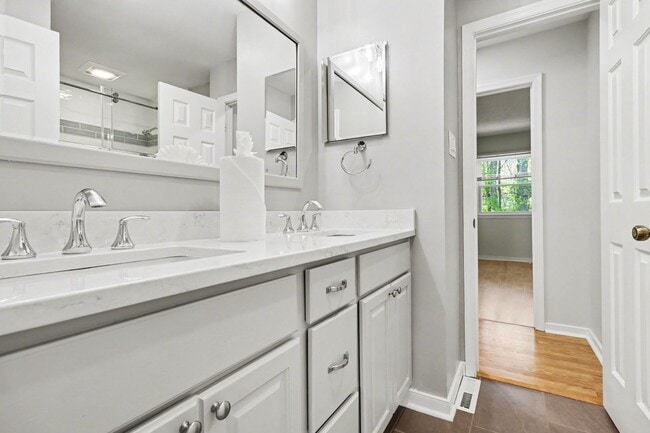 Building Photo - Updated 3 Bedroom Townhome!!! ***Available NOW***