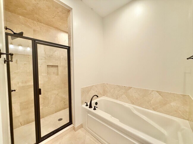 Building Photo - Luxurious Downtown Raleigh Condo with High...