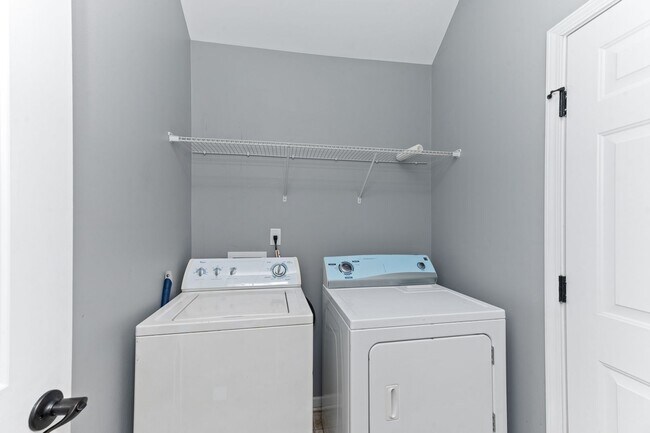 Building Photo - 3 BD 2.5 BA | Charming Home