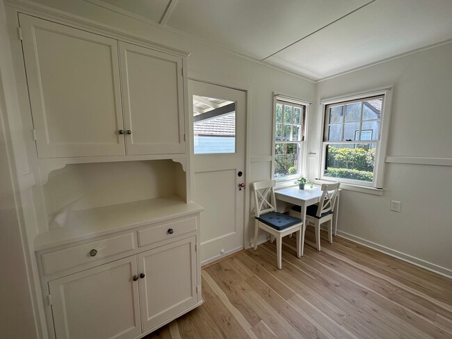 Building Photo - Charming Burlingame Cottage with Private Yard