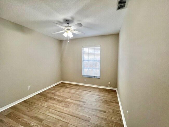 Building Photo - Welcome Home! Updated flooring & fresh interior paint! Move in OCTOBER! Beautiful 3X2 with attach...