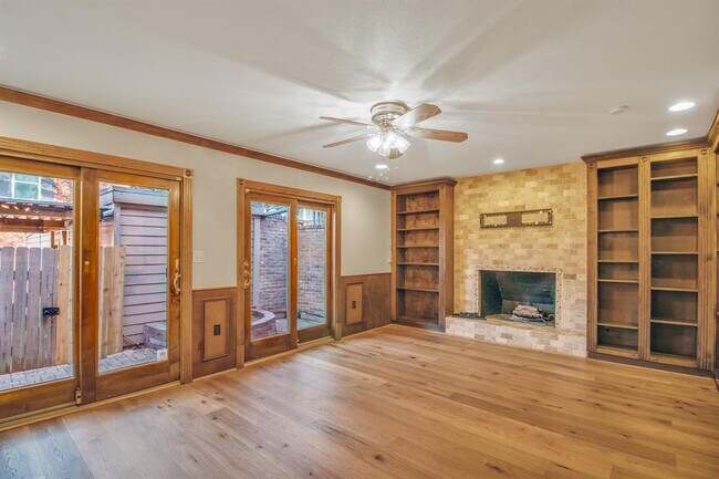 Building Photo - 452 N Post Oak Ln