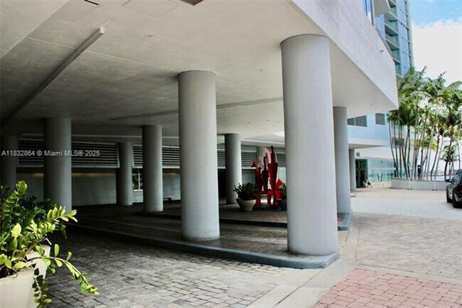 Building Photo - 325 S Biscayne Blvd