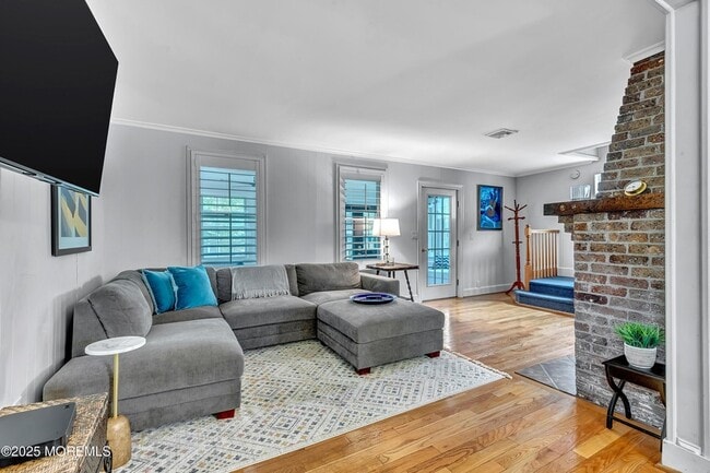 Building Photo - 370 E Main St