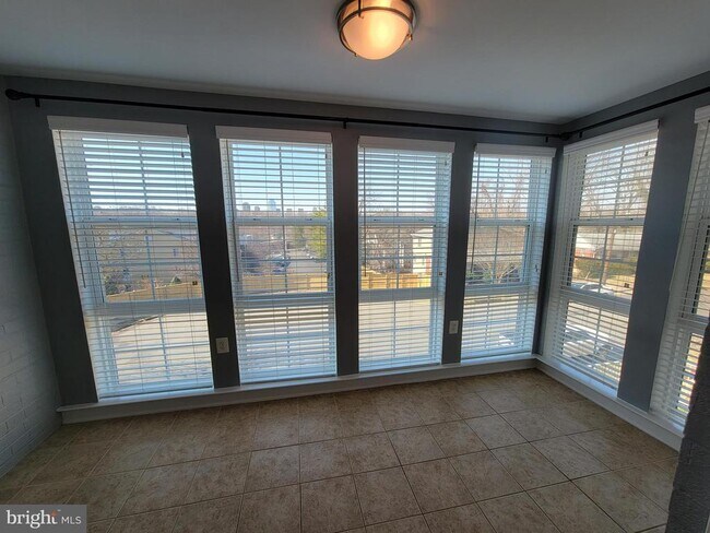 Building Photo - 4151 S Four Mile Run Dr