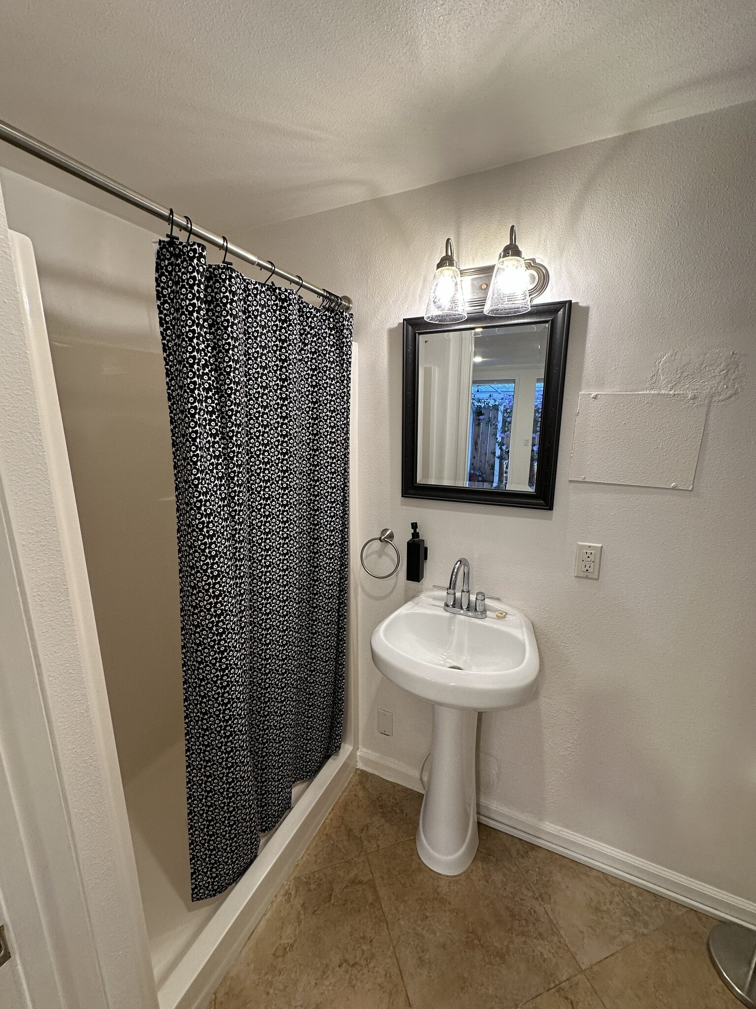 Stand up shower - 152 Redfield Ave