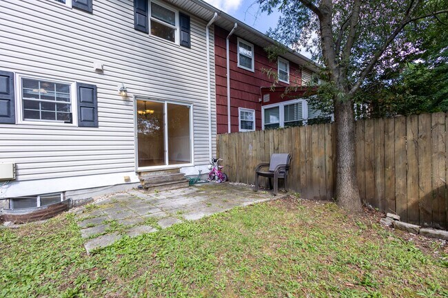 Building Photo - Beautiful 3 BR/2.5 BA Townhome in Millersv...