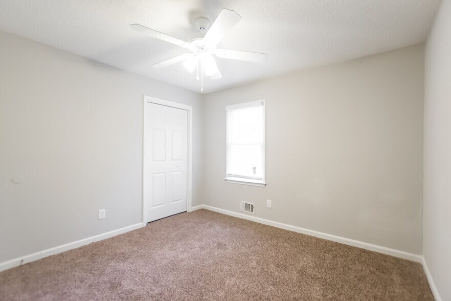 Building Photo - 2715 Horseshoe Creek Dr