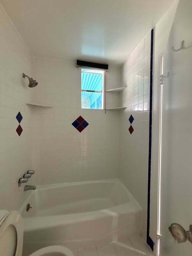 Building Photo - 915 Broadway St