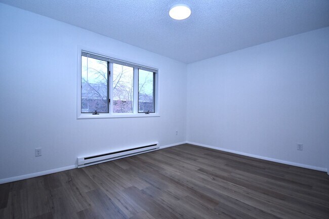 Building Photo - Newly Renovated! Top floor apartment! Close to MSU and downtown!