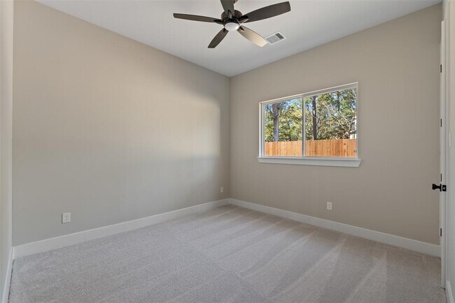 Building Photo - 15109 Paradise Ct