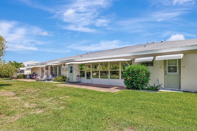 Building Photo - 215 Manatee Ln