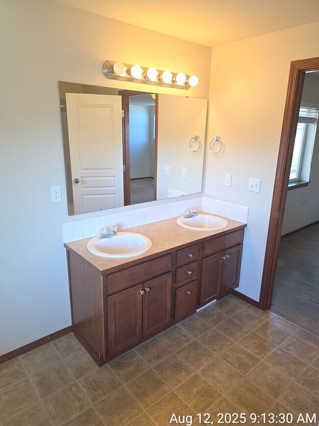 Building Photo - East Hill Kent 4 bedroom 2.5 bathroom with...