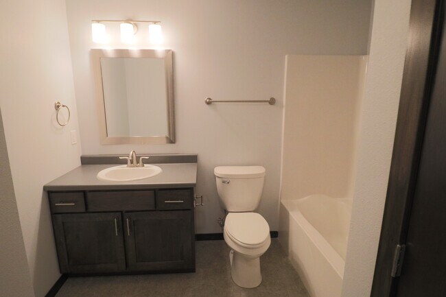 Building Photo - Amazing 4 Bedroom 3.5 Bathroom Townhome in Sioux Falls