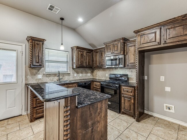 Building Photo - 3 Bed 2 Bath - Deer Creek Schools!